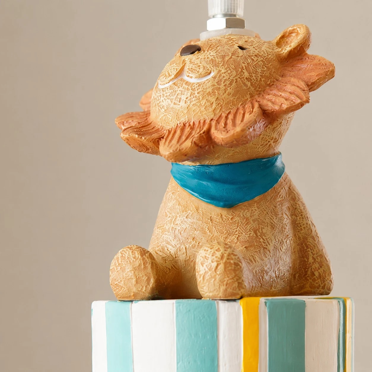 Lion blue gift box detail